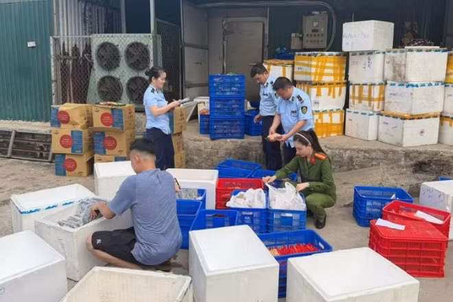 Nguyễn Sĩ Phương buôn bán thực phẩm giả với số lượng lớn.