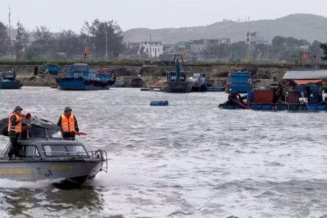 Đồn Biên phòng Hải Hòa tuyên truyền, kêu gọi ngư dân không ở trên lồng bè.