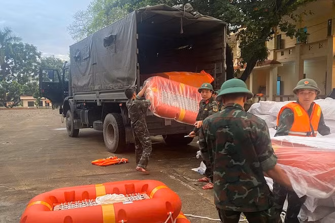 Xuất cấp hàng dự trữ quốc gia giúp người dân khắc phục hậu quả bão,lũ. (Ảnh: KỲ DUYÊN)