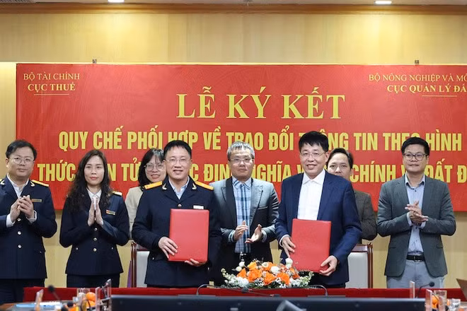 Quang cảnh lễ ký kết Quy chế phối hợp giữa Cục Thuế và Cục Quản lý đất đai.