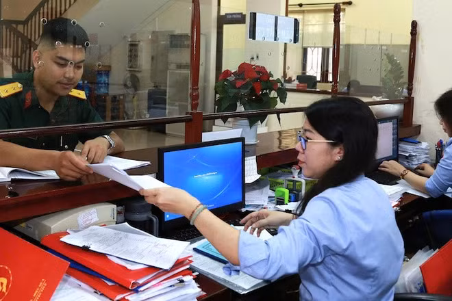 Kho bạc Nhà nước các khu vực bố trí công chức trực làm việc cả ngày thứ bảy, chủ nhật để chi trả, thanh toán cho các đối tượng chịu tác động của việc sắp xếp tổ chức bộ máy. (Ảnh: KỲ DUYÊN)