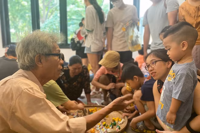 Các nghệ nhân hướng dẫn công chúng nặn tò he.