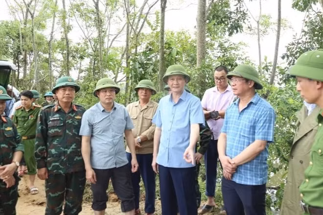 Chủ tịch Ủy ban nhân dân tỉnh Thanh Hóa chỉ đạo khắc phục sự cố đê sông Hoàng.