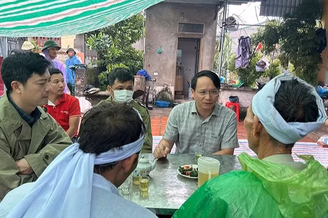 Lãnh đạo xã Thiệu Hóa đến thăm hỏi, động viên gia đình.