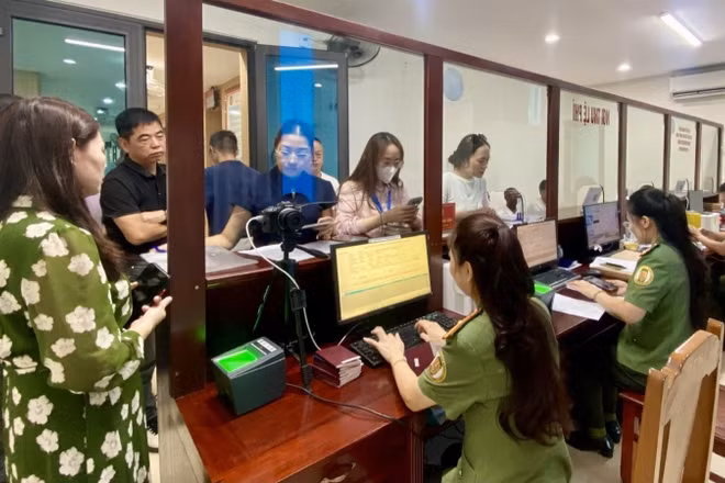 Tiếp nhận hồ sơ cấp định danh điện tử cho người nước ngoài. (Ảnh: Công an tỉnh Thanh Hóa)
