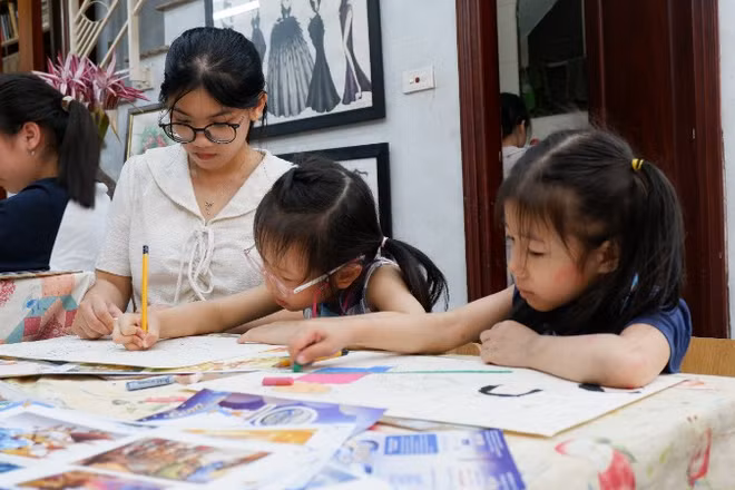 Trong không gian sáng tạo của “Họa ánh kỳ mộng”, các em nhỏ say mê tái hiện sắc màu truyện dân gian qua từng nét chì.