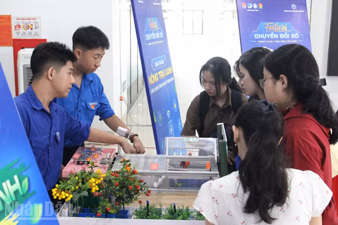 Đoàn viên, thanh niên tham quan các mô hình tại Triển lãm “Sản phẩm chuyển đổi số trong đoàn viên thanh niên năm 2026”. (Ảnh: THANH TÂM)