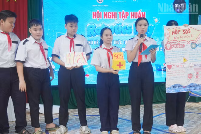 Học sinh thuyết trình về dự án tại Chương trình “Robotics Day”. (Ảnh: THANH TÂM)