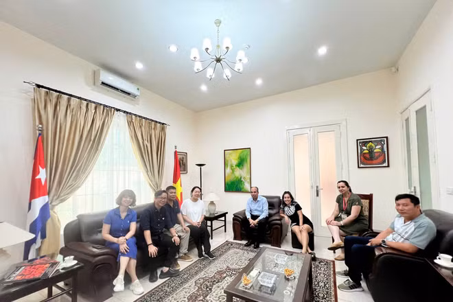 Đoàn làm phim làm việc với Đại sứ quan Cu Ba tại Việt Nam. (Ảnh: Đài Truyền hình Việt Nam cung cấp)