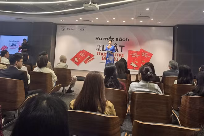 Lễ ra mắt cuốn sách.
