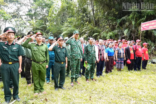 Lãnh đạo, cán bộ, lực lượng vũ trang cùng già làng, người có uy tín, bí thư chi bộ thực hiện nghi thức Chào cờ tại cột mốc biên giới 678.