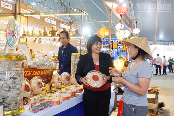 Người dân tham quan, mua sắm tại phiên chợ.