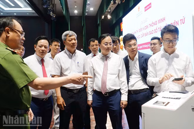 Đại biểu trải nghiệm Kiosk thông minh.