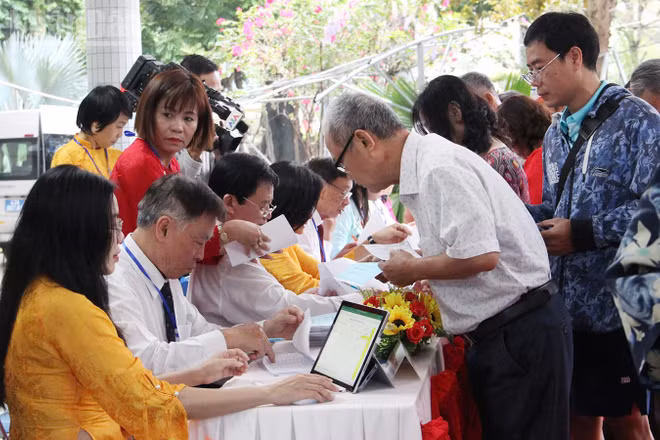 Tổ bầu cử phường Hải Châu cập nhật thông tin bầu cử vào bản đồ số.