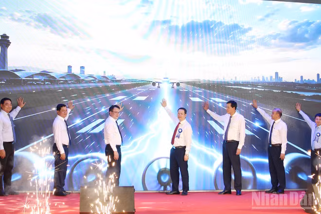 Đại biểu thực hiện nghi thức công bố triển khai Dự án. (Ảnh: THANH TÂM).