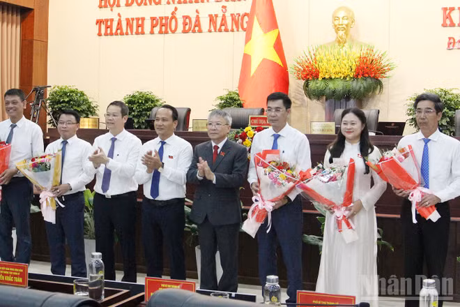 Lãnh đạo thành phố tặng hoa chúc mừng đồng chí nhân nhận nhiệm vụ mới.