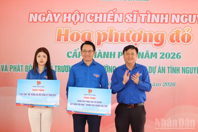 Trao tặng các công trình tại Ngày hội chiến sĩ tình nguyện “Hoa phượng đỏ”.