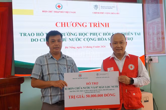 Hội Chữ thập đỏ thành phố Đà Nẵng trao hỗ trợ các trường học. (Ảnh: THANH TÂM).