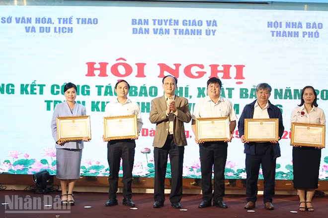 Ban tổ chức khen thưởng tập thể có thành tích xuất sắc trong công tác báo chí năm 2025.
