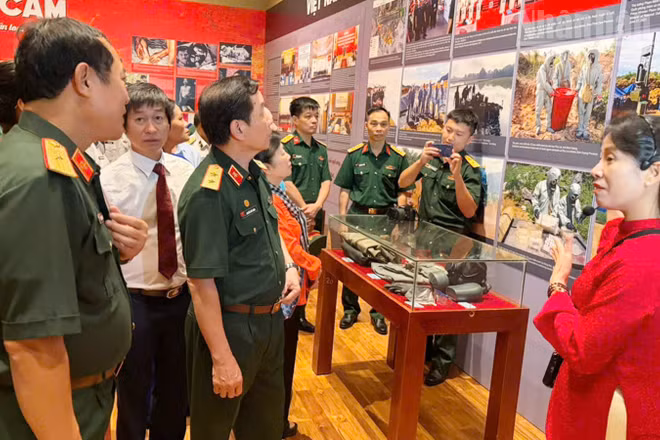 Đại biểu tham quan tại triển lãm. (Ảnh: THANH TÂM)