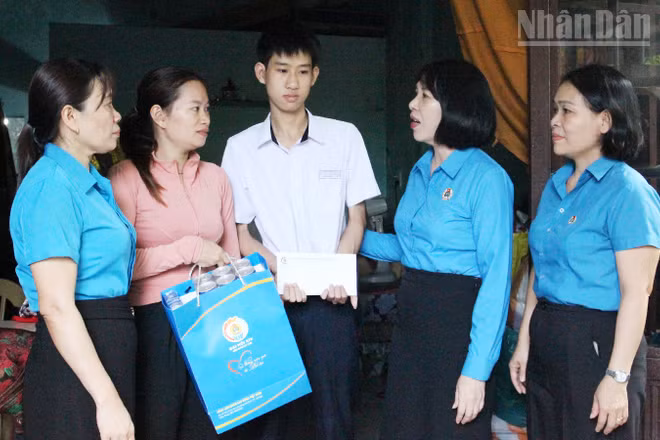 Tặng quà con đoàn viên, người lao động có hoàn cảnh khó khăn.