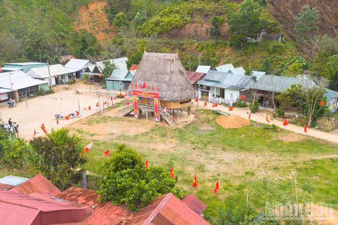 Nhà Gươl thôn R'Cung (xã Avương) được chọn làm khu vực bỏ phiếu.