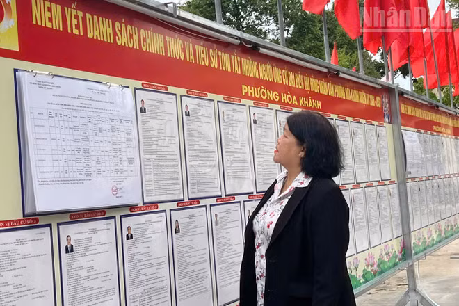 Cử tri phường Hòa Khánh đọc thông tin trên bảng niêm yết. 