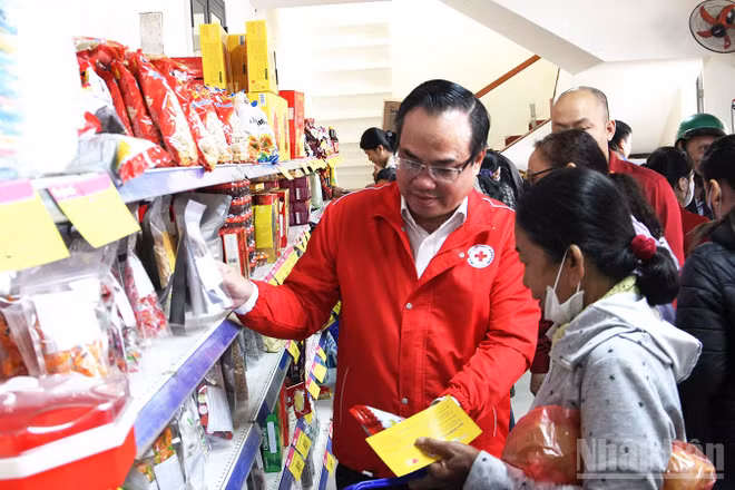 Người dân mua sắm tại Chợ Tết Nhân ái 2026.