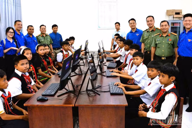 Trao tặng công trình thanh niên “Phòng máy tính cho em” với 10 bộ máy vi tính tại xã La Dêê. (Ảnh: THÀNH ĐOÀN)