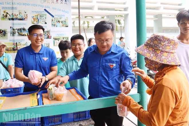 Thực hiện mô hình “Tuổi trẻ Đà Nẵng - Gieo điều tử tế”, Thành Đoàn đã triển khai Nồi cháo yêu thương tại Bệnh viện Phụ Sản Nhi Đà Nẵng.
