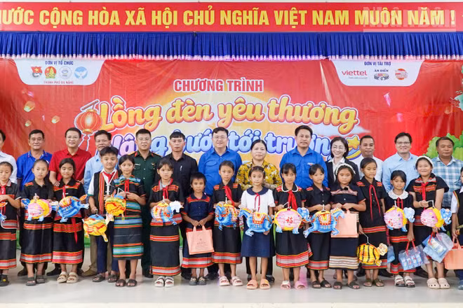 Trao quà Trung thu cho các em học sinh. (Ảnh: THÀNH ĐOÀN)