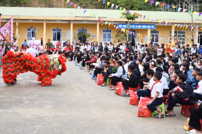 Học sinh vùng cao xã Hùng Sơn xem múa lân. (Ảnh: Ban Thanh niên Công an)