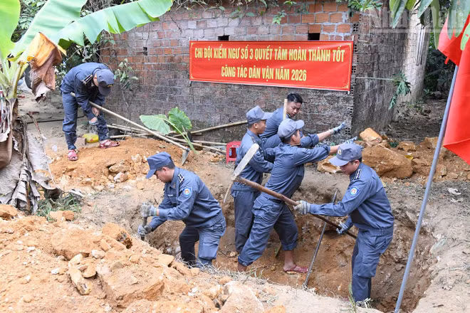 Cán bộ, nhân viên Chi đội Kiểm ngư số 3 tích cực tham gia xây dựng công trình nhà vệ sinh cho đồng bào dân tộc Cor.