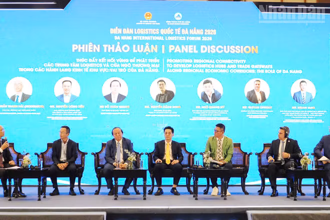 Các đại biểu thảo luận tại Diễn đàn.