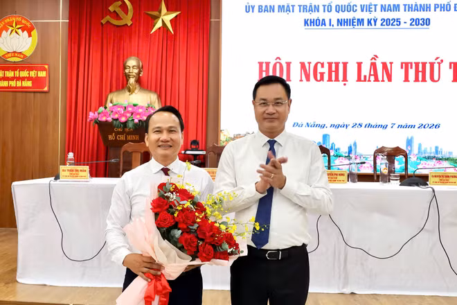 Bí thư Thành ủy Đà Nẵng Lê Ngọc Quang tặng hoa chúc mừng tân Chủ tịch Ủy ban Mặt trận Tổ quốc Việt Nam thành phố Đà Nẵng.