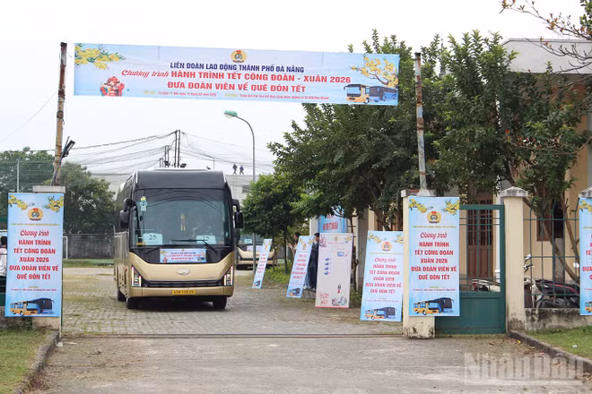 Những chuyến xe đầu tiên đã lăn bánh, đưa người lao động về quê ăn Tết.