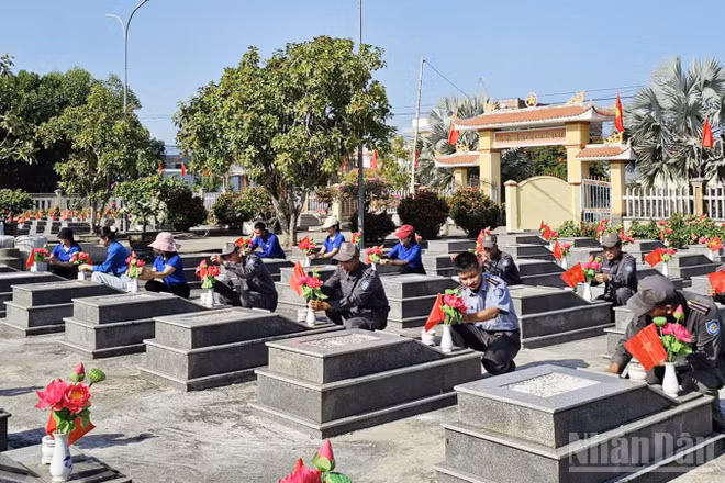 Đoàn viên, thanh niên chỉnh trang, làm đẹp Nghĩa trang Liệt sĩ Tam Giang (xã Núi Thành).