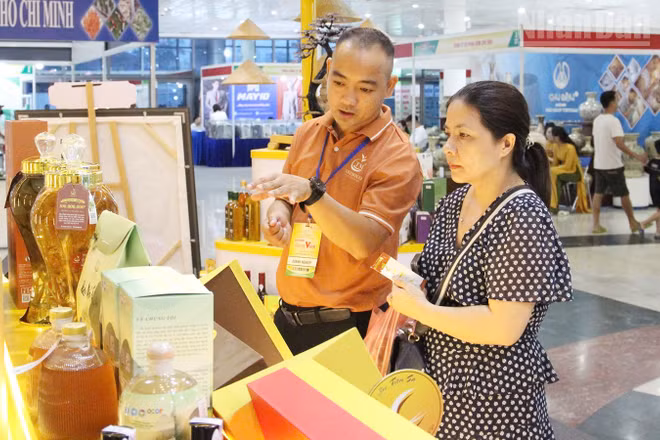 Người dân tìm hiểu, mua sắm tại Hội chợ hàng Việt.