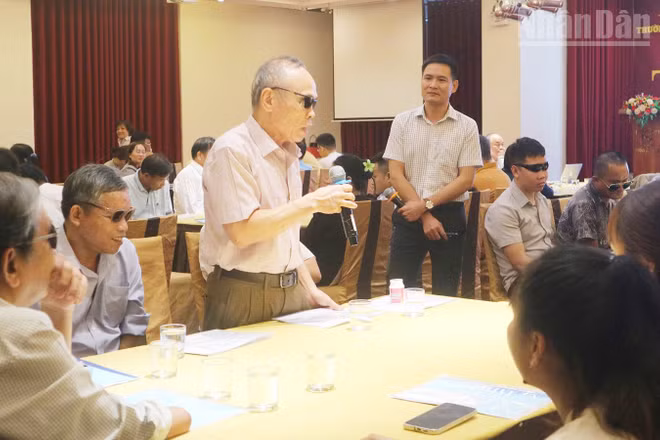 Đại biểu chia sẻ thực trạng, các giải pháp phòng tránh những rủi ro cho người khiếm thị.