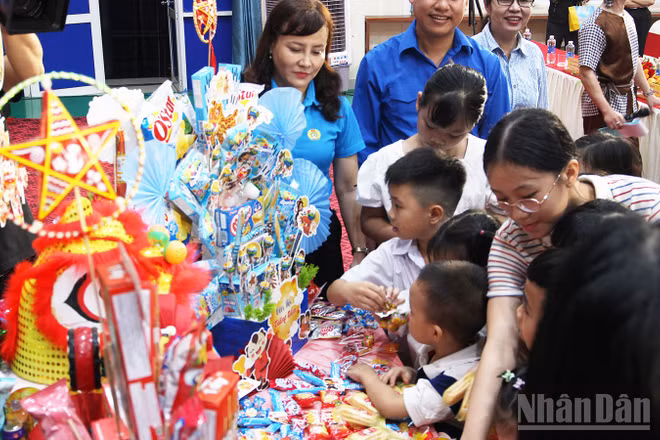 Thiếu nhi phá cỗ tại “Đêm hội Trăng rằm”. (Ảnh: THANH TÂM)