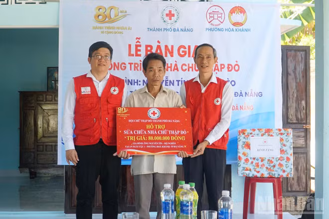Trao tặng kinh phí xây nhà cho gia đình ông Nguyễn Tín. (Ảnh: THANH TÂM)
