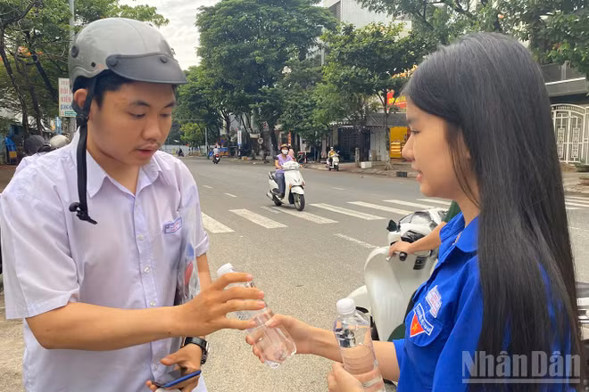 "Tiếp sức" cho các thí sinh.