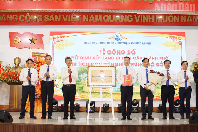 Lãnh đạo thành phố Đà Nẵng trao Bằng xếp hạng di tích cấp thành phố đối với Nghĩa trủng Gò Đồ.