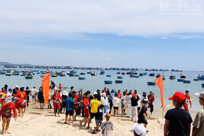 Người dân và du khách theo dõi, cổ vũ các đội thi tại Châu Thuận.