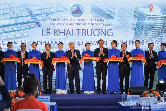 Các đại biểu thực hiện nghi thức cắt băng khánh thành Trung tâm tài chính quốc tế Việt Nam tại thành phố Đà Nẵng.