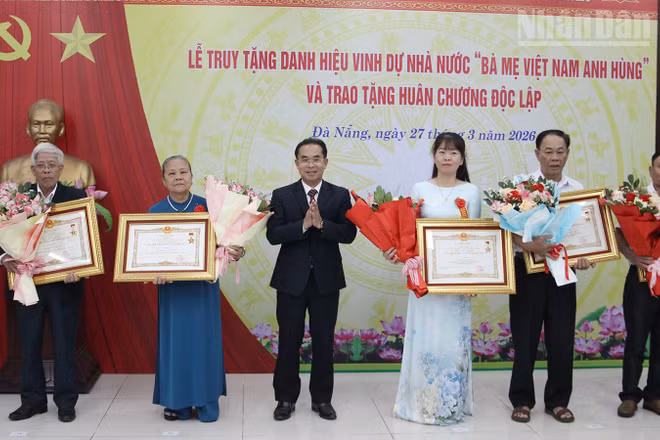Trao danh hiệu Bà mẹ Việt Nam anh hùng cho thân nhân các mẹ. 