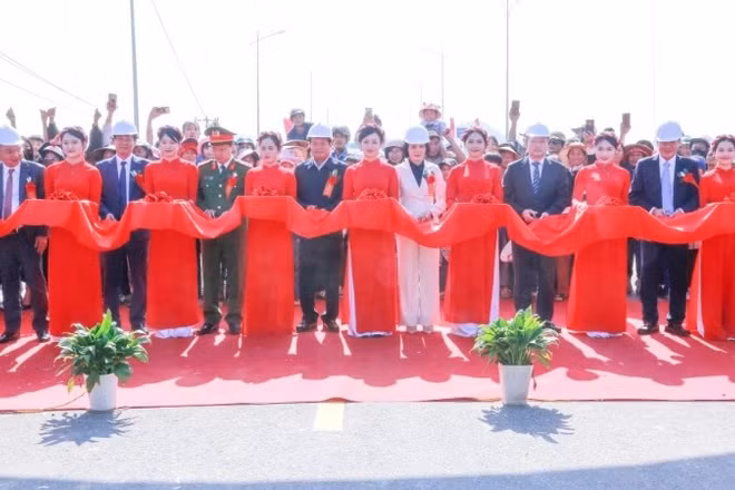 Nghi thức thông xe kỹ thuật dự án đầu tư xây dựng cầu Cẩm Vân.