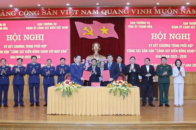 Ký kết chương trình “Cảnh sát biển đồng hành với ngư dân”.