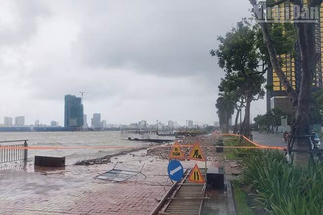 Lực lượng chức năng giăng dây cảnh báo lại khu vực vỉa hè đường Như Nguyệt.
