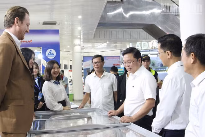 Tham quan gian hàng của đơn vị, doanh nghiệp nước ngoài.